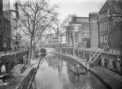 126769 Gezicht over de Oudegracht te Utrecht, vanaf de Jansbrug, uit het zuiden; rechts de achtergevel van het ...